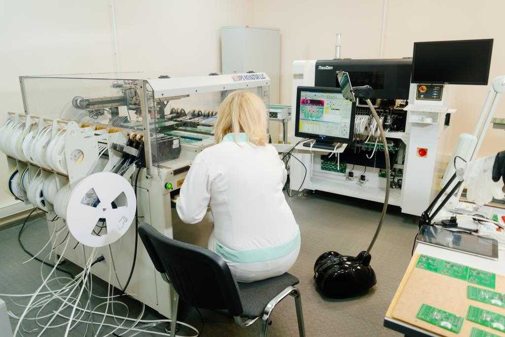 Remote laboratory chief uses telepresence robot for giving advice to his worker