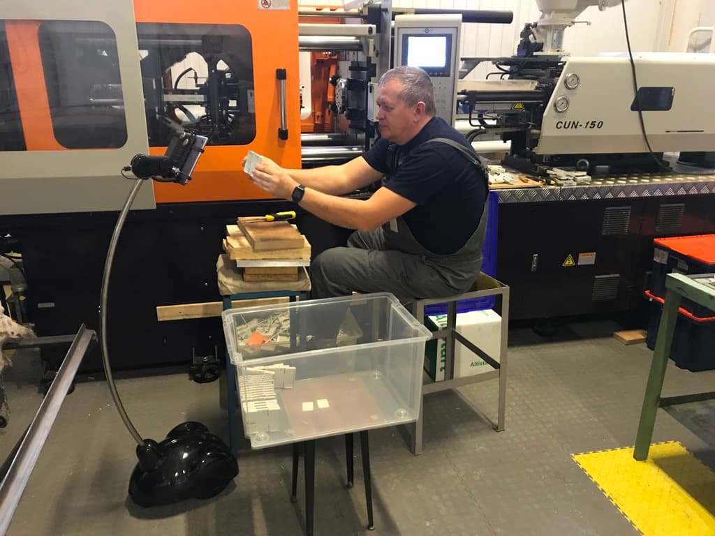 How looks the plastic case after molding?